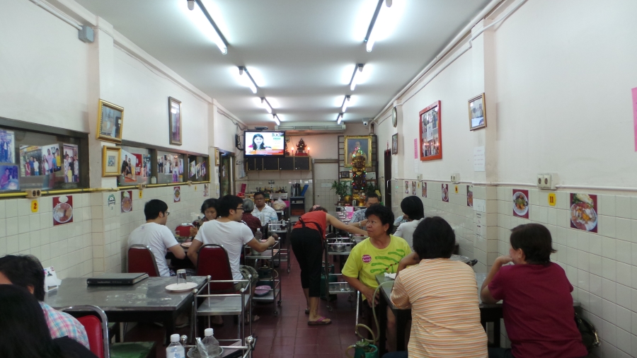 บรรยากาศภายในร้านเจริญไทยสุกี้ (สังเกตริมซ้าย รูปดาราที่เคยมาทานที่ร้านแปะเต็มไปหมด)
