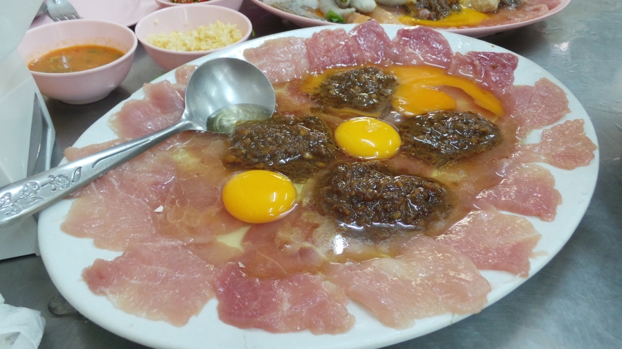 สุกี้ชุดหมู (สูตรลับคือ ซอสสีน้ำตาล ๆ ที่โปะอยู่ด้านบน) น่าทานยิ่งนัก