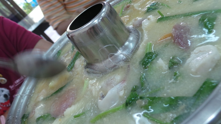 ใส่เนื้อหมู กุ้ง ลูกชิ้น ผัก วุ้นเส้น ลงไปแล้ว