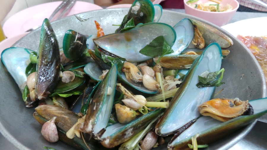หอยแมลงภู่อบ ร้านเจริญไทยสุกี้ ลาดหญ้า