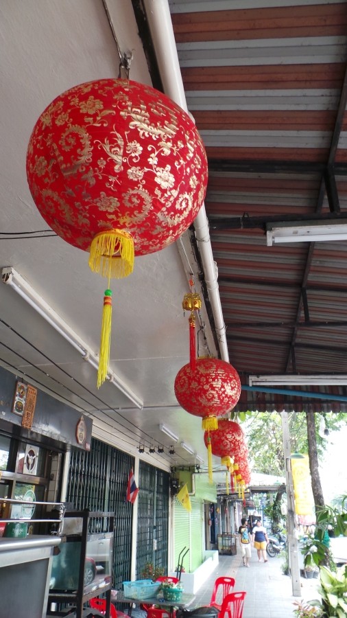 โคมแดงหน้าร้าน สัญลักษณ์ร้านเจริญไทยสุกี้