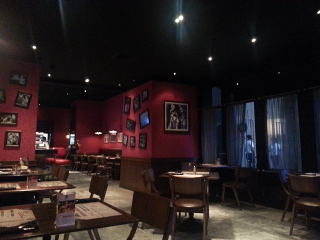 บรรยากาศร้าน Degrees 25 ที่ตกแต่งแบบสไตล์อเมริกัน