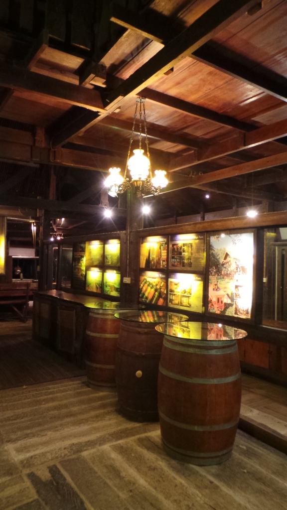 บรรยากาศภายในร้าน Village Farm & Winery ตกแต่งด้วยถังบ่มไวน์มากมาย