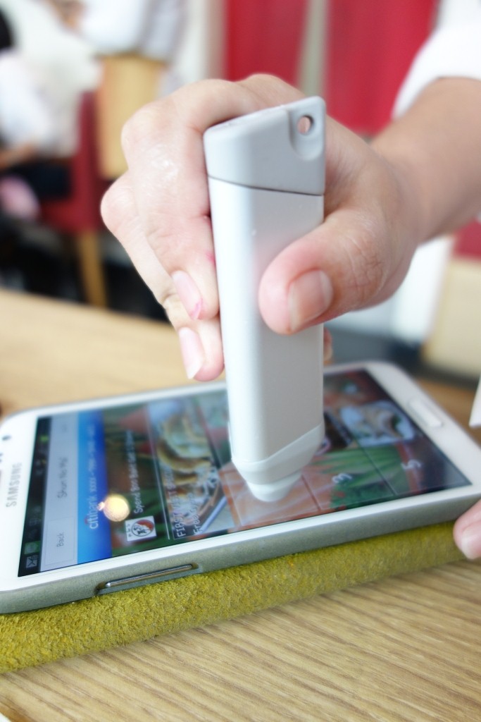 พนักงานกำลังประทับStampลงในApp