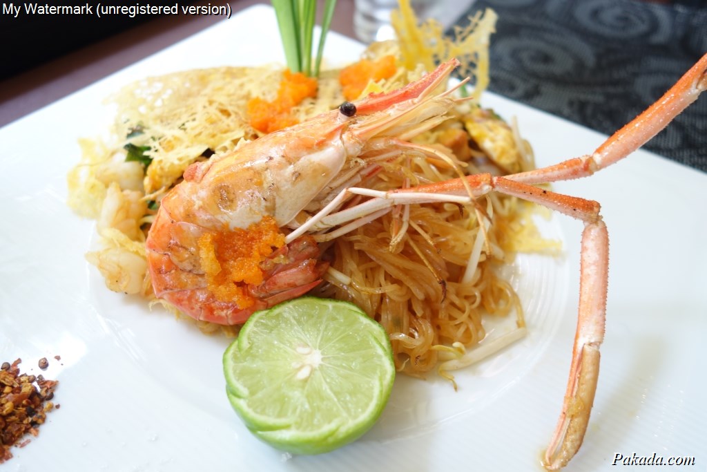 ผัดไทยกุ้งแม่น้ำ 195 บาท (จานนี้ต้องลองค่ะ เส้นเหนียวนุ่มดีแท้ แถมเชฟใส่ไข่กุ้งเม็ดเล็ก ๆ ลงไปที่ตัวกุ้งด้วย บวกมะนาวที่ประณีตในการหั่นมาก)