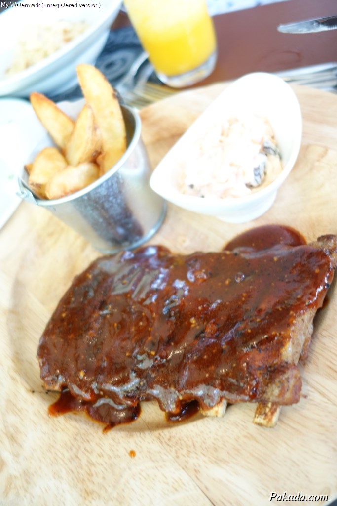Hickory Smoked BBQ Ribs ซี่โครงหมูรมควันราดซอสชุ่มฉ่ำ (Half Rack ราคา 380 บาท Full Rack ราคา 650 บาท)