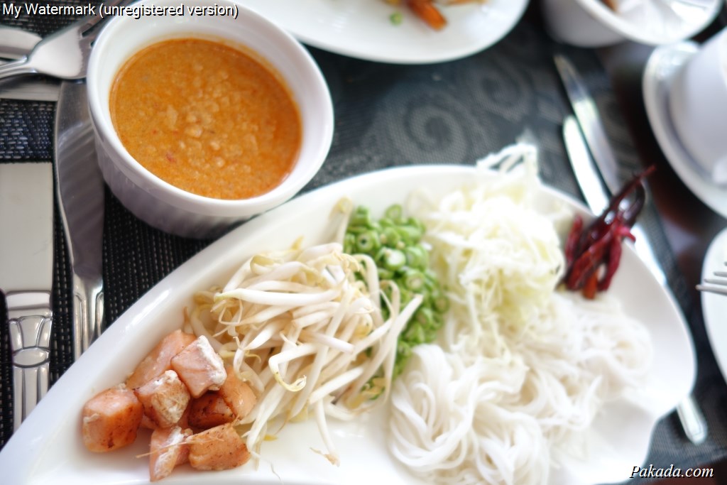 ขนมจีนน้ำยาแซลมอน 180 บาท