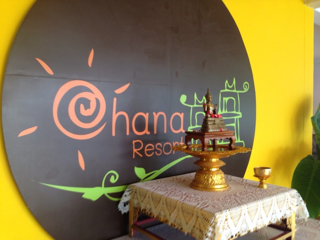 ป้าย Ohana Resort ต้อนรับหน้าทางเข้า วันนี้มีการสรงน้ำพระต้อนรับเทศกาลสงกรานต์ด้วย