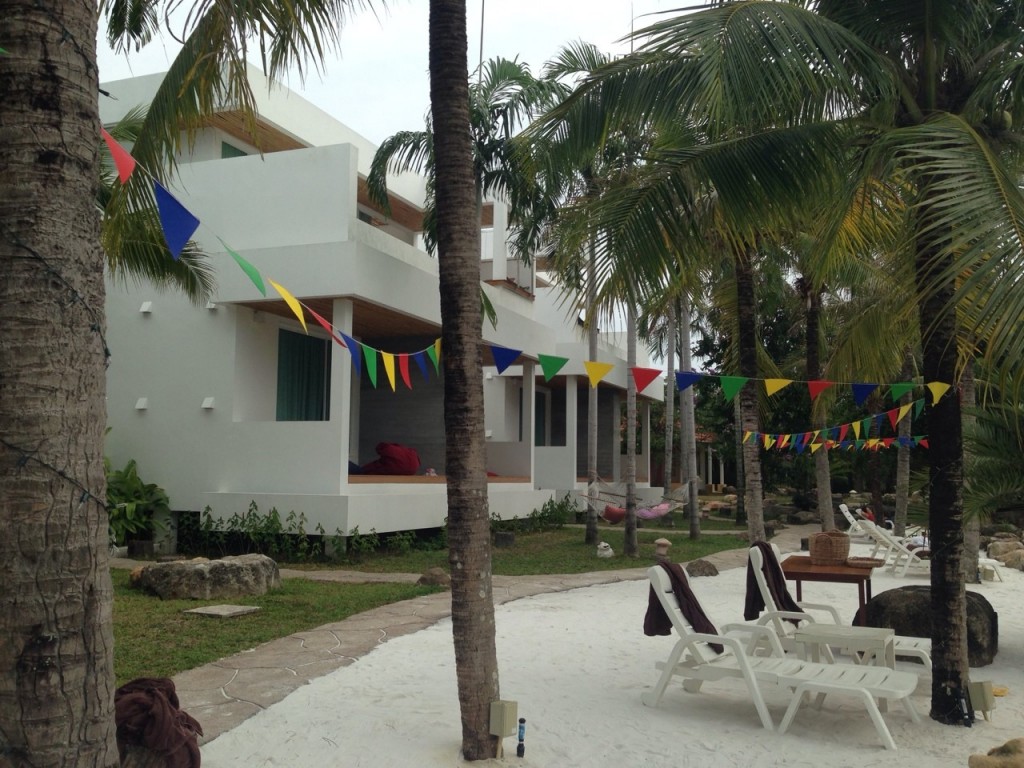 วิวบริเวณที่พัก จำลองหาดทรายขาว ต้นมะพร้าว ที่นอนและเปลริมหาด