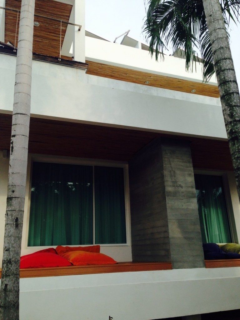 บริเวณห้องพักชั้น 1 ริมสระว่ายน้ำ มีหมอนใบโต ตรงริมระเบียงสำหรับนั่งเล่น