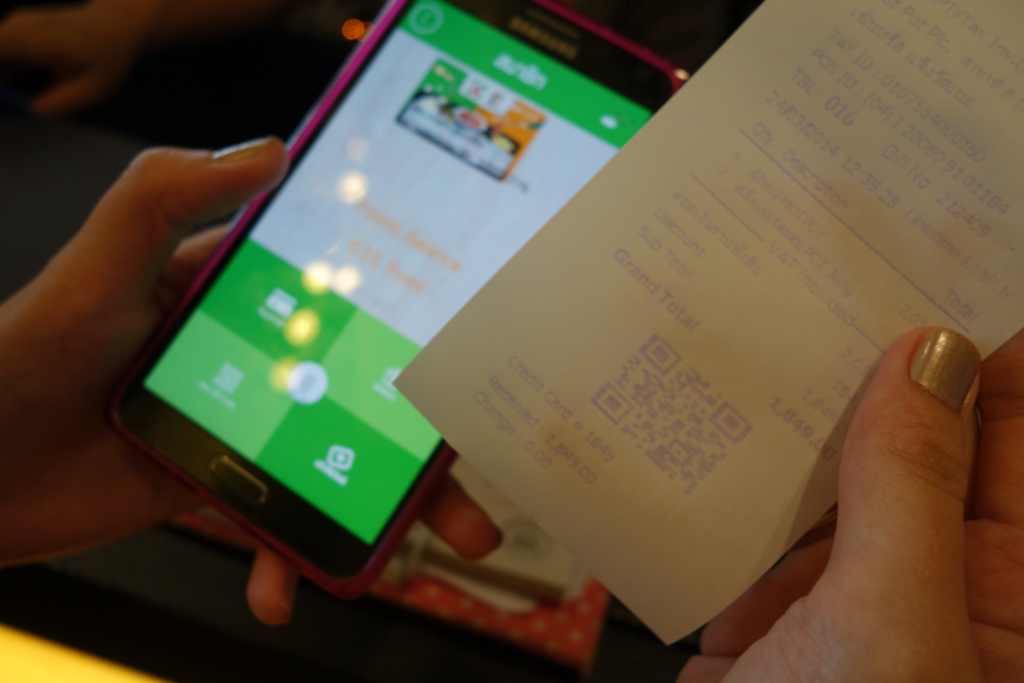 ขั้นตอนการชำระเงิน เพียงแสดงบัตรสมาชิกออนไลน์ใน App ลดทันที 10% หลังจากได้บิลแล้วสแกน QR Code เพื่อสะสมคะแนน เป็นอันเสร็จพิธี
