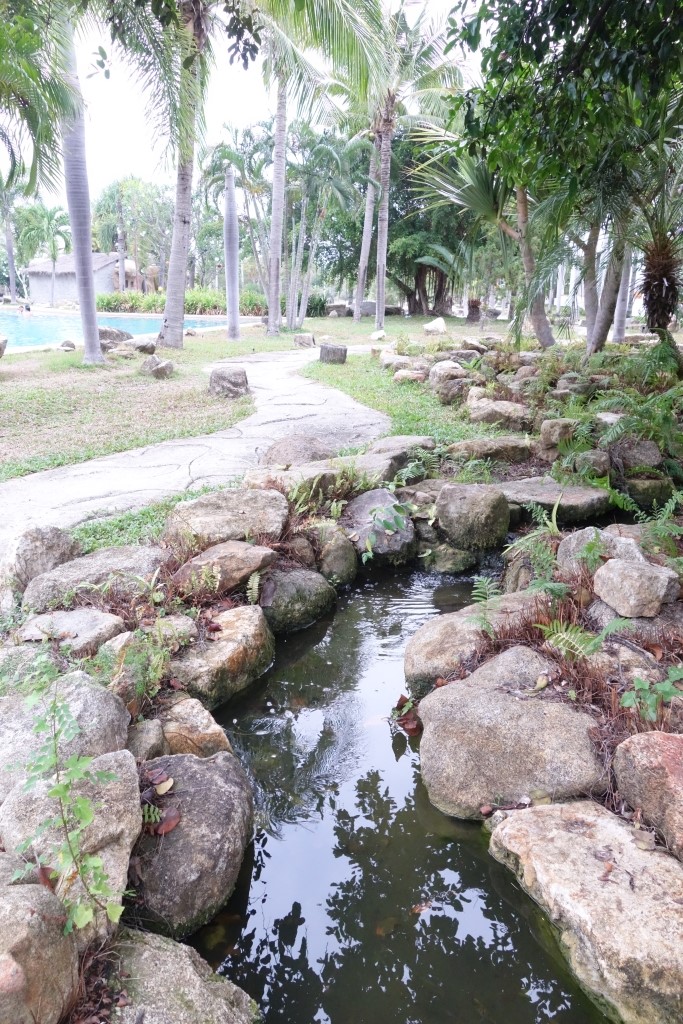 บริเวณรอบรีสอร์ท มีทางน้ำไหลด้วย สวยดีจัง