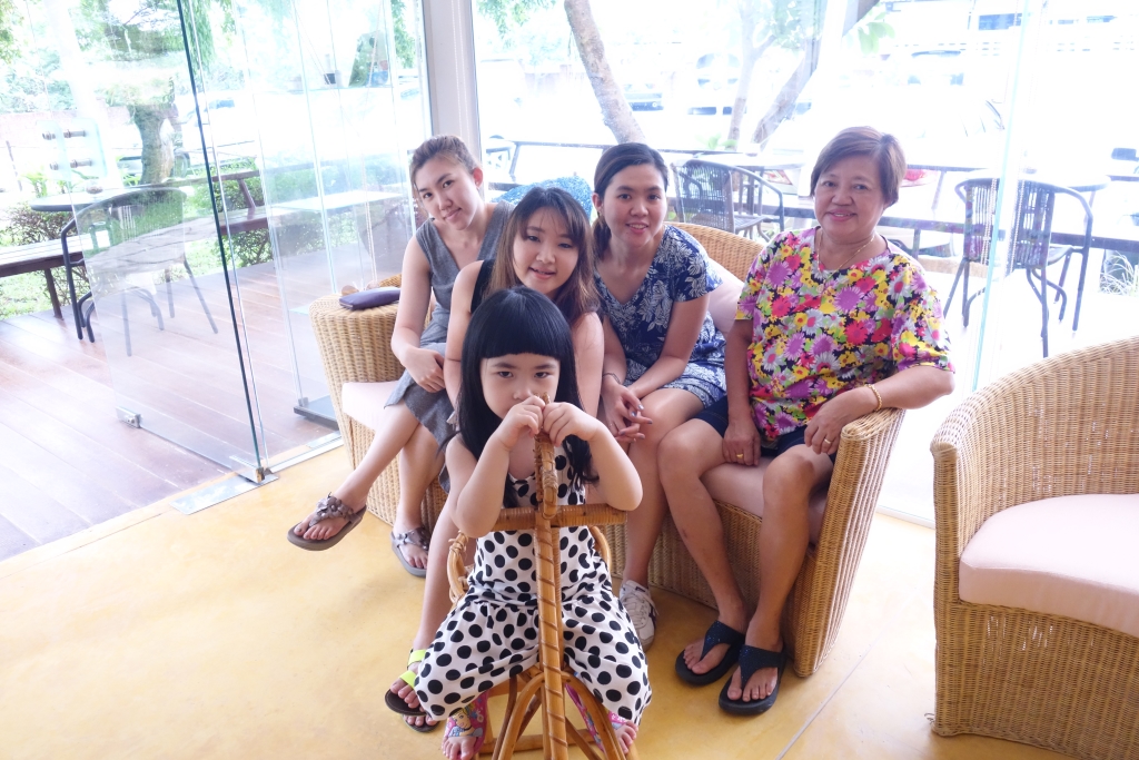 ถ่ายภาพหมู่กับครอบครัวก่อนเดินทางกลับบ้าน Bye Bye Ohana Resort ไว้กลับมาใหม่นะ