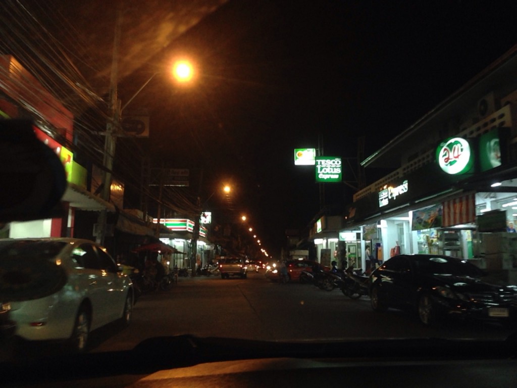 ไฟทางถนนหลักในหมู่บ้าน หลังจากที่เพื่อนบ้านร่วมใจกันแจ้งทางการ