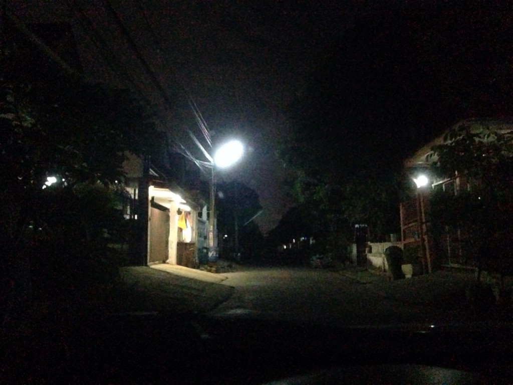 ไฟทางดวงเดียวที่แม่ติดไว้ให้แสงสว่างภายในซอย