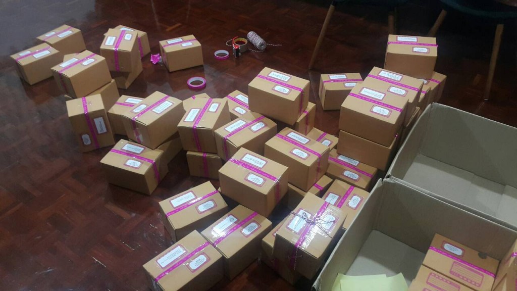 กล่องที่แพคเสร็จแล้ว แต่รอผูกเชือก (เพิ่งรู้ว่าถ้าไม่ผูกเชือก ไปรษณีย์จะไม่รับ)