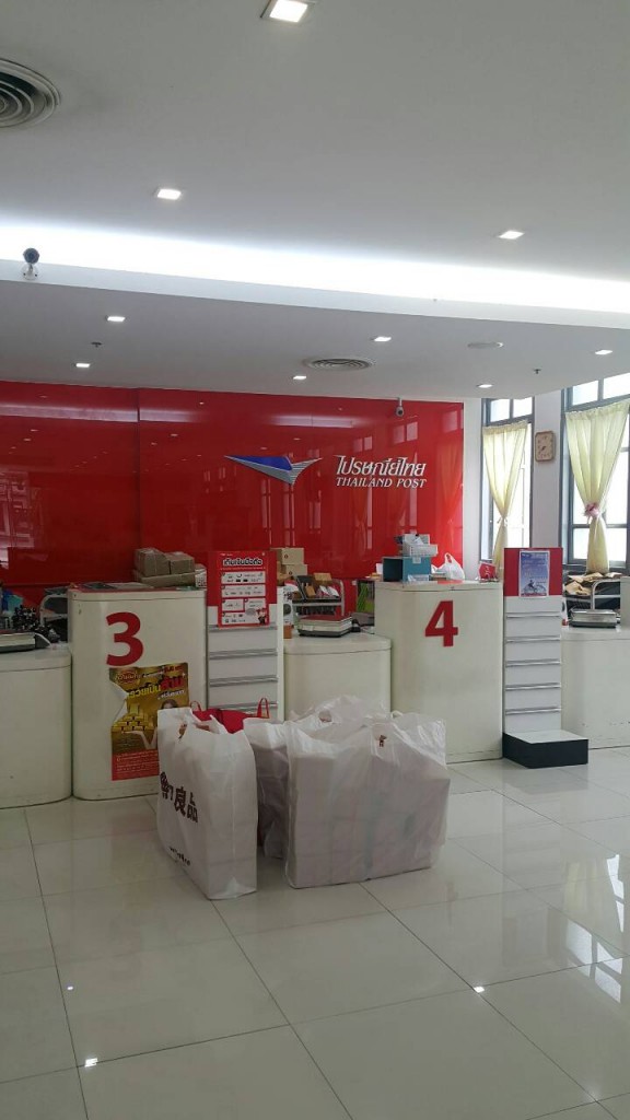 หิ้วกล่องล้อตแรกทั้งหมดไปไปรษณีย์ด้วยตัวเอง อีกวันคุณสามีหิ้วไป ผลัดกันทำงาน