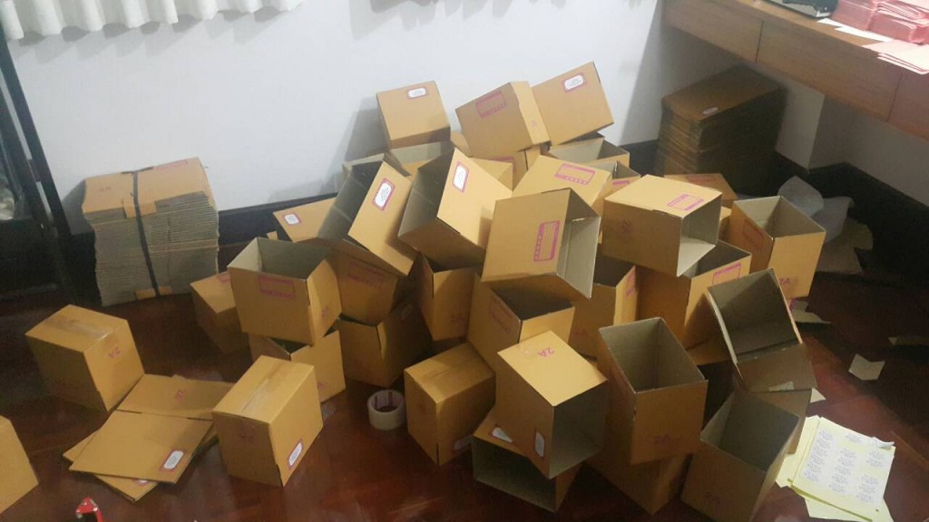 งานถึก พับกล่องจดหมายและบรรจุของลงไป วันนี้ทำให้ปวดแขนทั้งสองข้างเป็นอย่างมาก เพราะไม่ค่อยได้ออกกำลังกาย