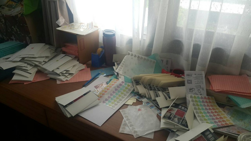 นั่งบรรจงพับและตกแต่งจดหมาย กานดาก็ทำงานฝีมือเป็นนะ