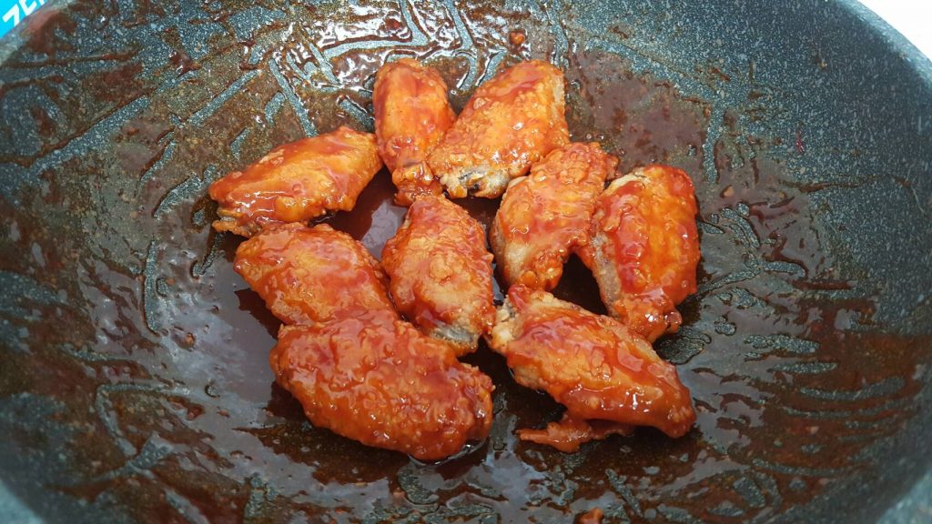 ไก่ทอดเสร็จแล้ว คลุกซอสที่เคี่ยวไว้เรียบร้อยแล้ว