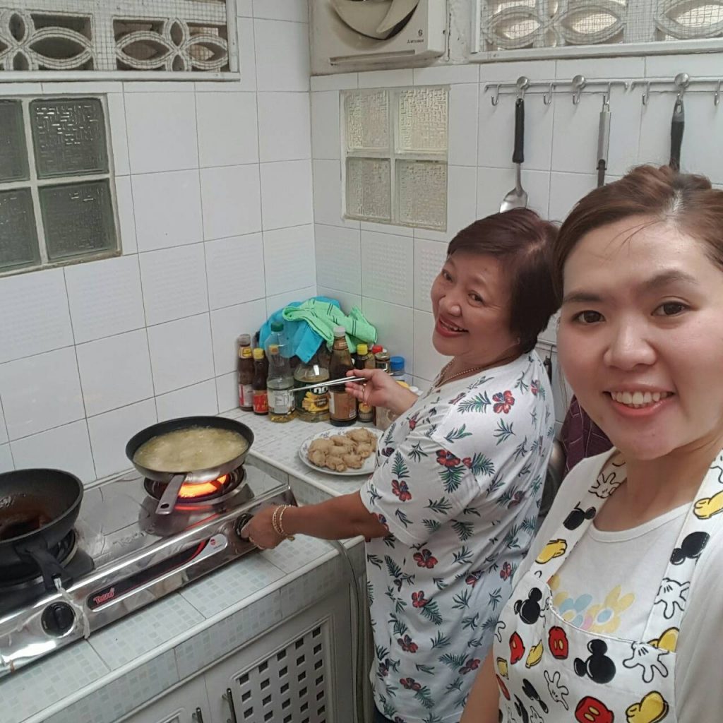 ตั้งไฟอ่อน ทอดไก่รอบที่1 นำมาคลุกแป้ง และทอดรอบ 2 (แม่ช่วยคิดสูตรเพิ่ม) อีกกระทะก็เคี่ยวน้ำซอสไปจ้า